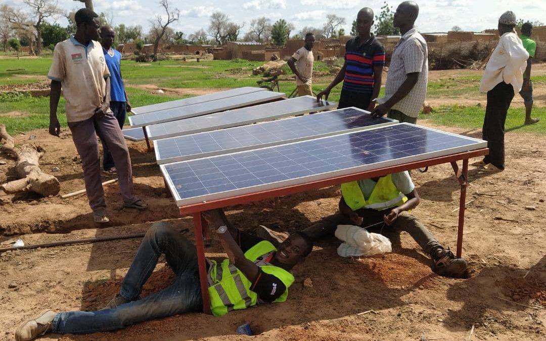 Montaje de paneles solares y bidones de agua en Tourouba (Burkina Faso)